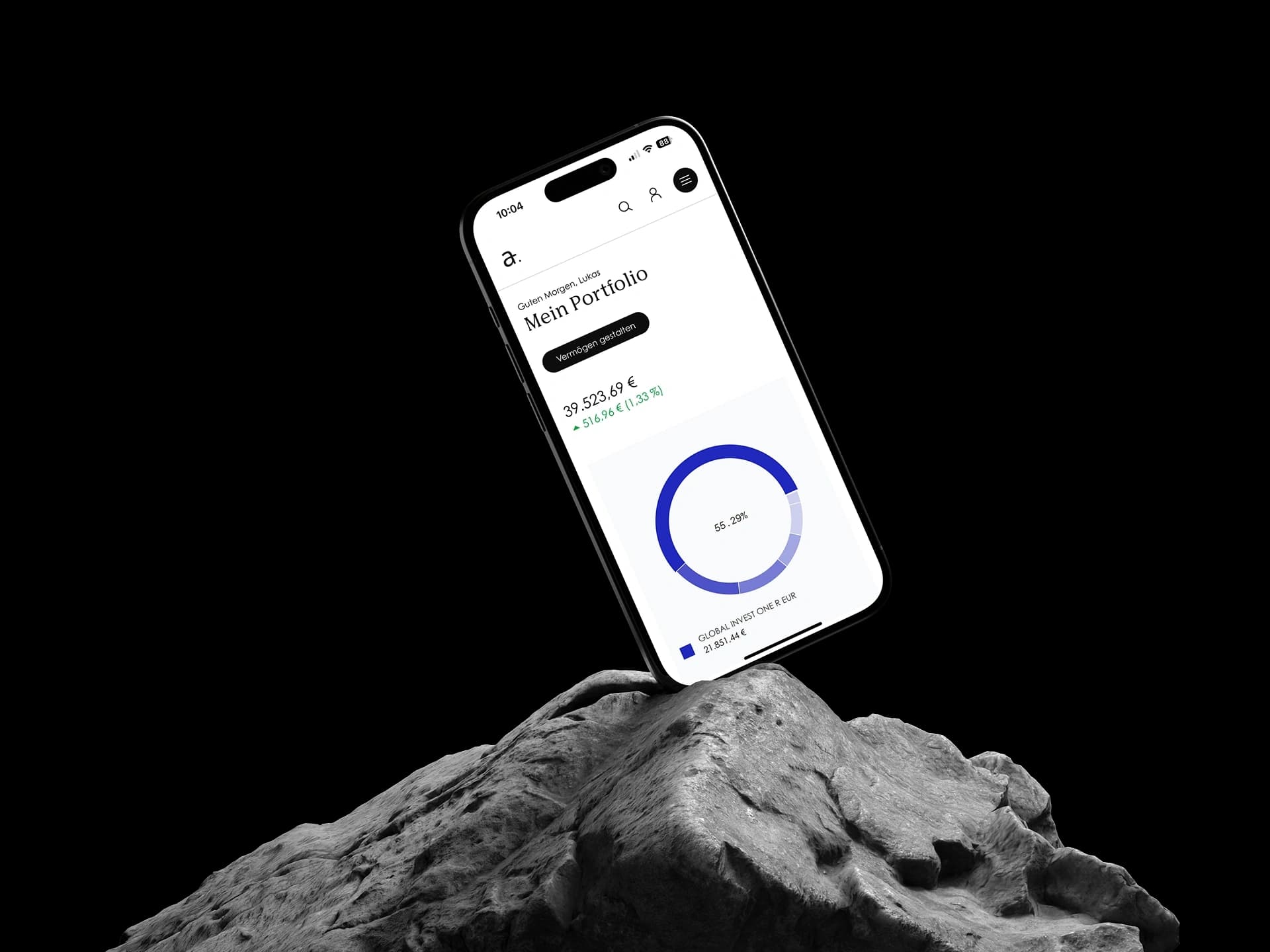 Felsen mit einem Smartphone, auf dem die salus alpha App zu sehen ist